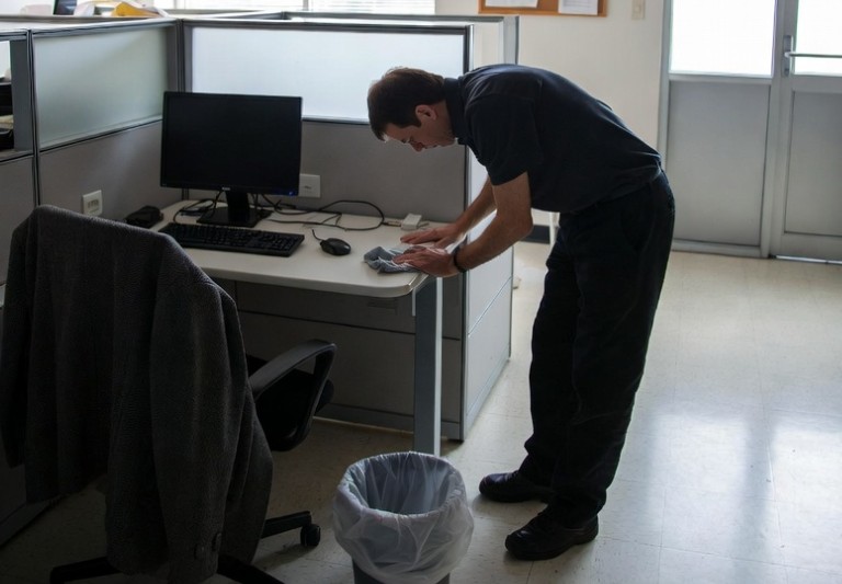 Rengöring av skrivbord på kontor